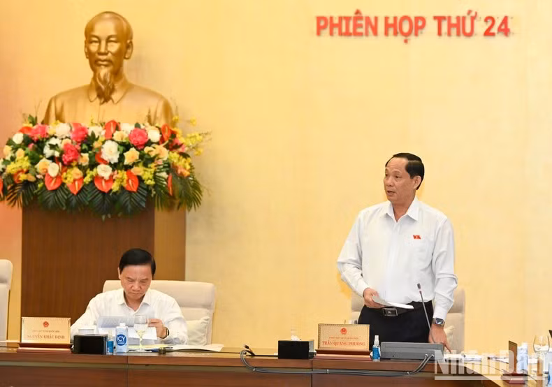 El vicepresidente de la Asamblea Nacional Tran Quang Phuong habla en la sesión.
