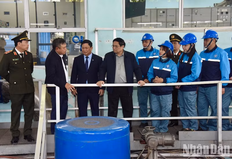 Minh Chinh inspecciona el aseguramiento del agua doméstica de la planta de agua de Yen Phu.