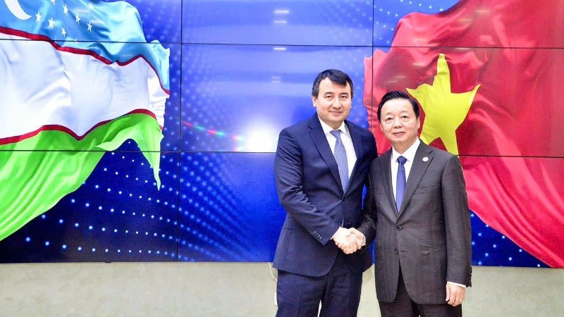 El viceprimer ministro vietnamita Tran Hong Ha sostiene conversaciones con su homólogo uzbeko Jamshid Khodjaev. (Foto: VNA)
