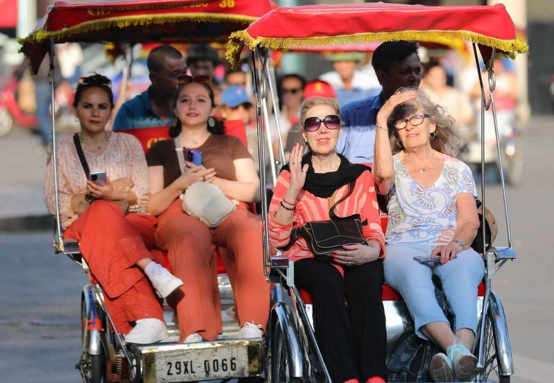 Turistas extranjeros en Hanói (Foto: VNA)