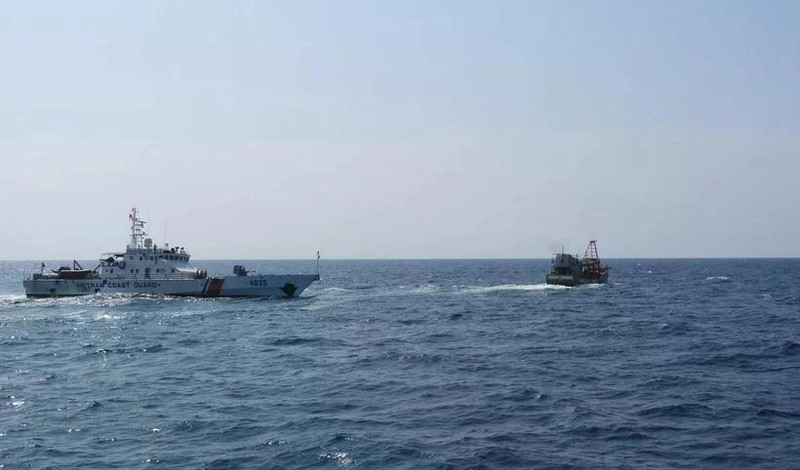 Un barco del Comando de la Región 4 de la Guardia Costera patrulla en el mar (Foto: VNA)