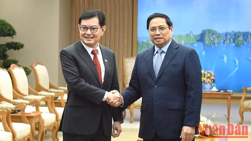 El primer ministro de Vietnam, Pham Minh Chinh (derecha), recibe al vicepremier y ministro coordinador de Políticas Económicas de Singapur, Heng Swee Keat.