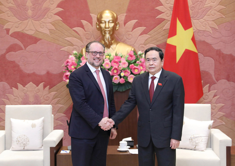 El vicepresidente permanente de la Asamblea Nacional, Tran Thanh Man (derecha), y el ministro de Asuntos Exteriores de Austria, Alexander Schallenberg (Fotografía: VNA)