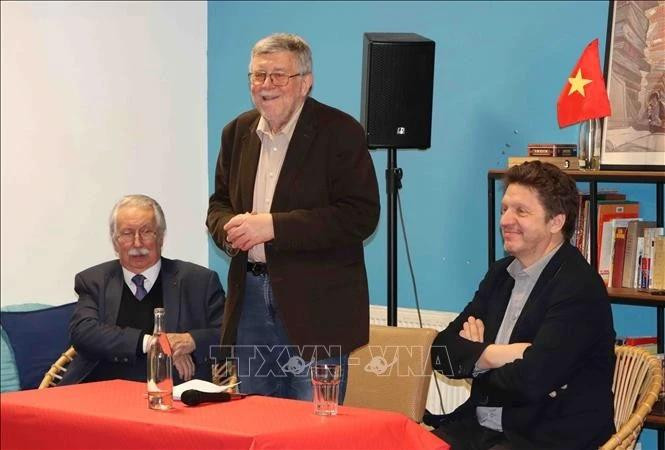 Pierre Gréga, presidente de la Asociación de Amistad Bélgica-Vietnam, habla en un evento de apoyo a las víctimas vietnamitas del Agente Naranja en Bruselas (Bélgica) en febrero de 2025. (Foto: VNA)