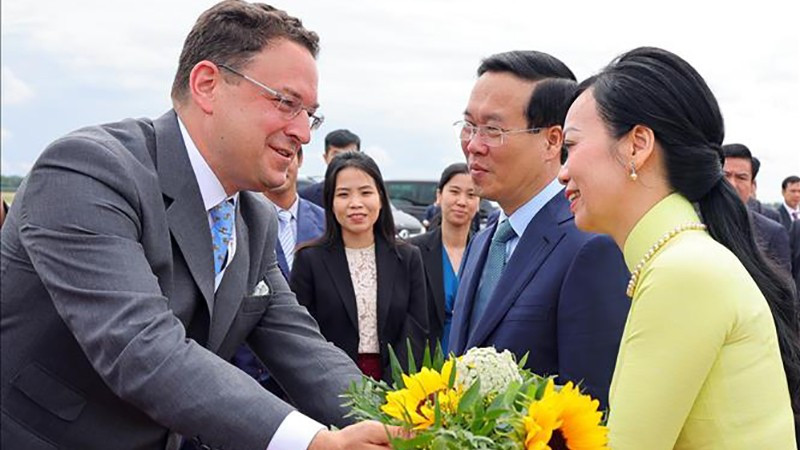 Despiden al presidente vietnamita, Vo Van Thuong, en el aeropuerto internacional de Viena (Fotografía: VNA)