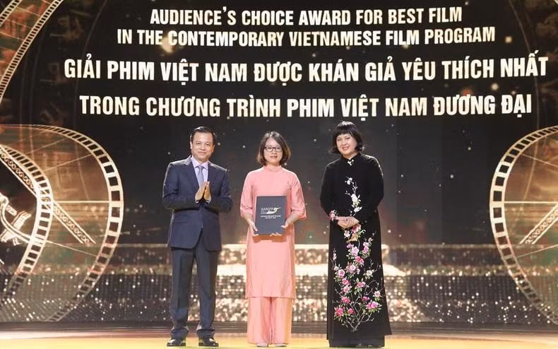 El representante del equipo de filmación de “Bo Gia” (Dad, I'm sorry) recibió el premio del público.