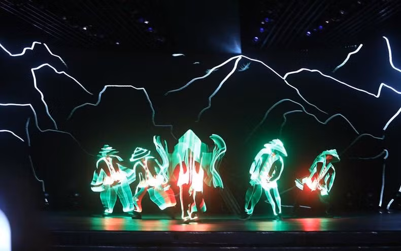 Otra actuación artística en la ceremonia de clausura.