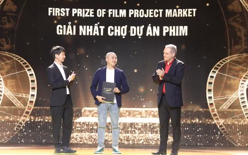 El primer premio en la categoría Mercado de Proyectos Cinematográficos fue otorgado a la película "Chua dat" (Señor de la Tierra), del director vietnamita Do Thanh Son.