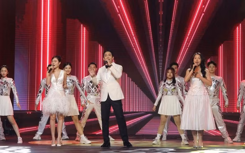 Espectáculo artístico en el programa.