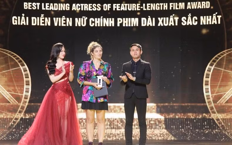 El premio de Mejor Actriz fue conferido a Kika Sina y en su nombre lo recibió la representante del equipo de filmación de "Paloma".