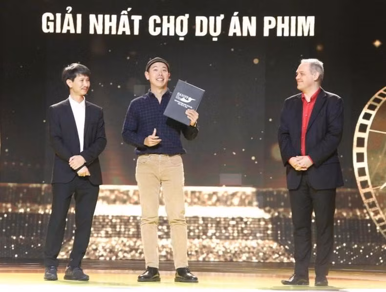El director vietnamita Do Quoc Trung recibe el primer premio del Jurado del Mercado de Proyectos Cinematográficos por la obra "Chachacha".
