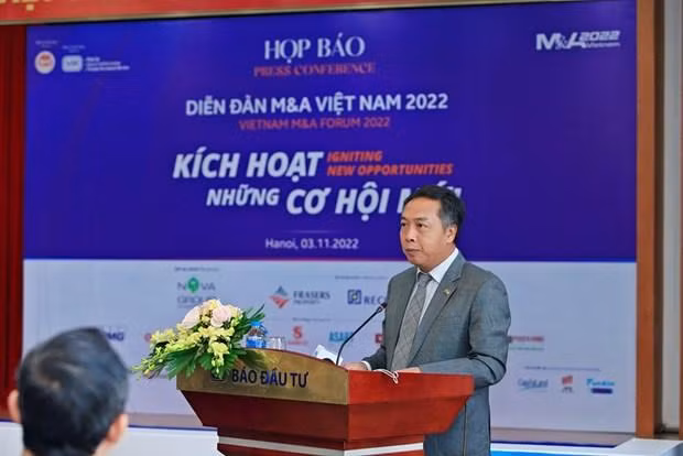 El editor en jefe del periódico Dau Tu, Le Trong Minh, en una rueda de prensa. (Fotografía: VNA)