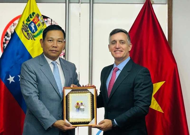 El embajador de Vietnam en Venezuela, Vu Trung My, entrega un souvenir al ministro del Poder Popular para el Deporte de Venezuela, Franklin Cardillo. (Foto: Embajada de Vietnam en Venezuela)