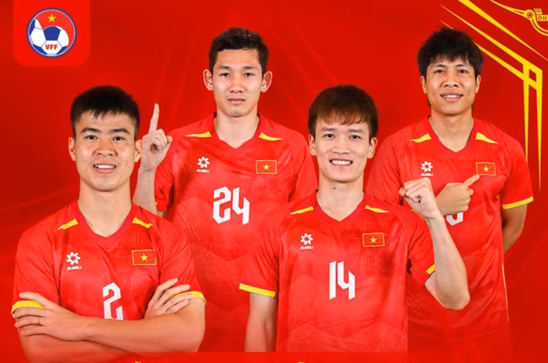 Los futbolistas vietnamitas Do Duy Manh, Nguyen Hoang Duc, Nguyen Hai Long y Nguyen Van Vi seleccionados al equipo de estrellas del Sudeste Asiático. (Foto: VFF)