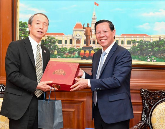 El vicesecretario permanente del Comité del Partido Comunista y presidente del Comité Popular de Ciudad Ho Chi Minh, Phan Van Mai, y el cónsul general de Japón en Ciudad Ho Chi Minh, Ono Masuo. (Fotografía: sggp.org.vn)
