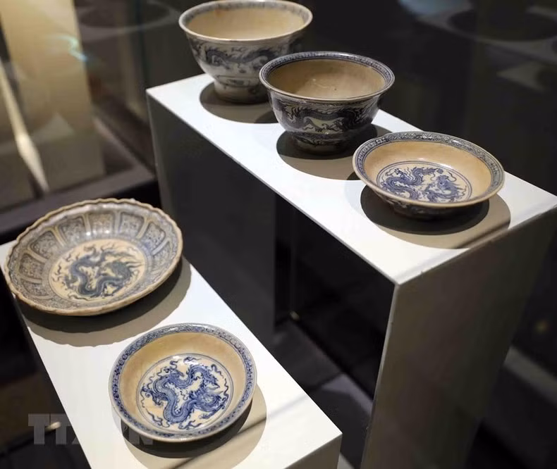 Colección de cuencos y platos de porcelana de flores azules utilizados en la Última Dinastía Le (1428-1527).