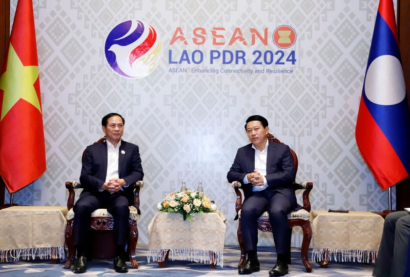 El canciller vietnamita Bui Thanh Son y el viceprimer ministro y canciller de Laos, Saleumxay Kommasith. (Foto: VNA)