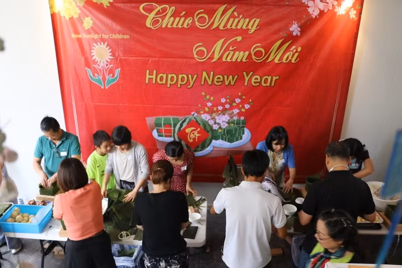 Elaboración conjunta de banh chung (pastel cuadrado de arroz pegajoso) en Australia (Foto: VNA)