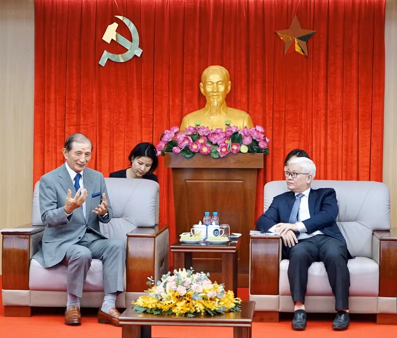 Nguyen Van Loi, secretario del Comité del Partido de la provincia de Binh Duong (derecha) y Nomoto Hirofumi, presidente del Grupo Tokyu de Japón (Fotografía: baobinhduong.vn)