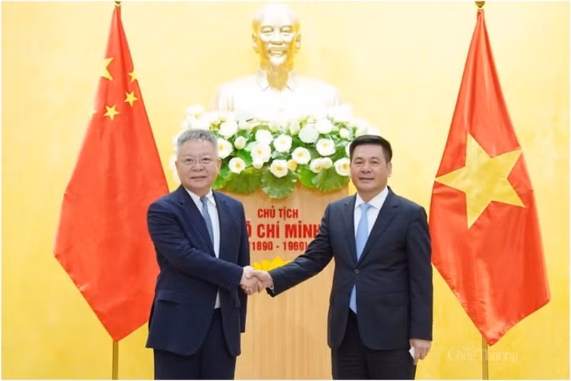 El ministro de Industria y Comercio, Nguyen Hong Dien (derecha), en una reunión con el secretario del Comité del Partido de la provincia de Hainan, Shen Xiaomin, en febrero de 2023. (Foto: VNA)