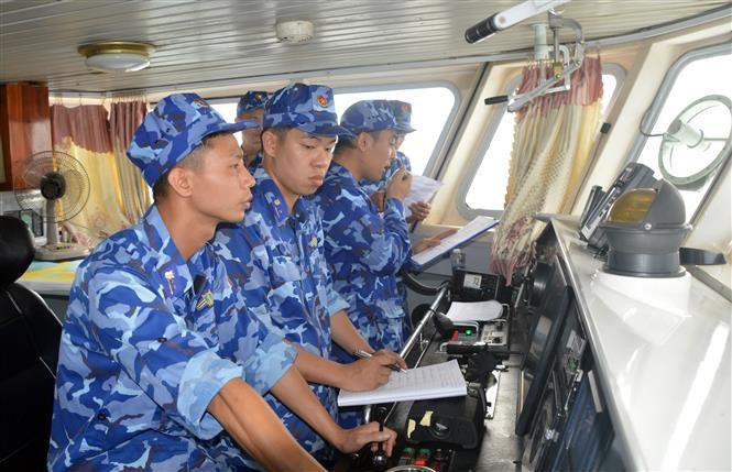 El comandante de la patrulla de la Guardia Costera de Vietnam mantiene una llamada telefónica con la patrulla del país. (Foto: VNA)