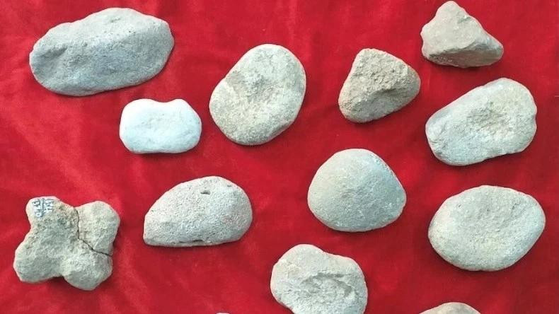 Algunas herramientas de piedra de la antigua cultura Quynh Van se conservan en el Museo de Nghe An. (Foto: Nhan Dan) 
