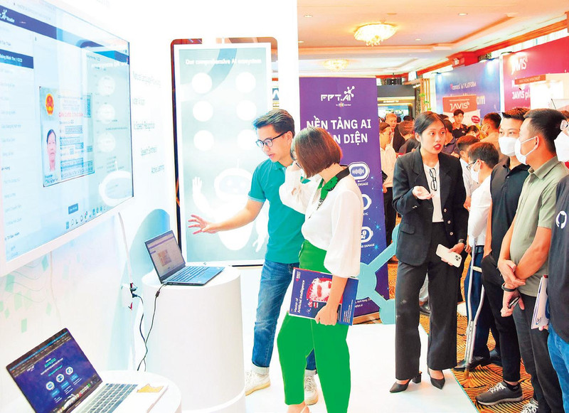 Visitantes escuchando sobre la tecnología de inteligencia artificial (IA) desarrollada por el grupo nacional FPT, en el Festival de IA de Vietnam 2022. (Fotografía: Le Thuy)