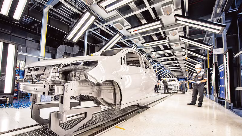 Línea de producción en una fábrica de automóviles VinFast en el parque industrial de Dinh Vu, en la ciudad portuaria de Hai Phong. (Fotografía: Viet Phong)
