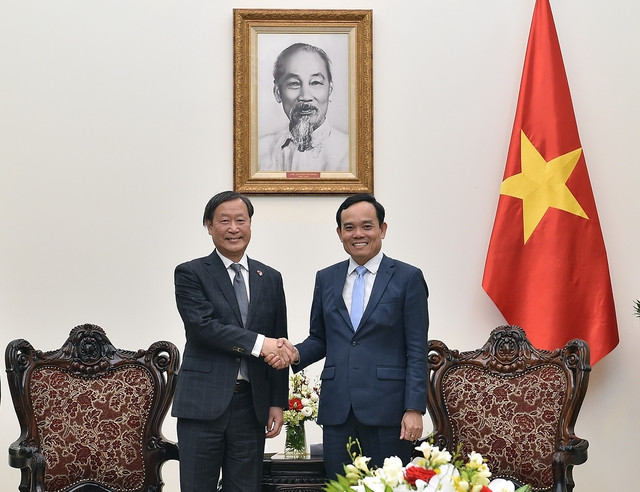 El viceprimer ministro Tran Luu Quang recibe al vicepresidente ejecutivo senior de la Agencia de Cooperación Internacional de Japón (JICA), Yamada Junichi. (Foto: baochinhphu.vn)