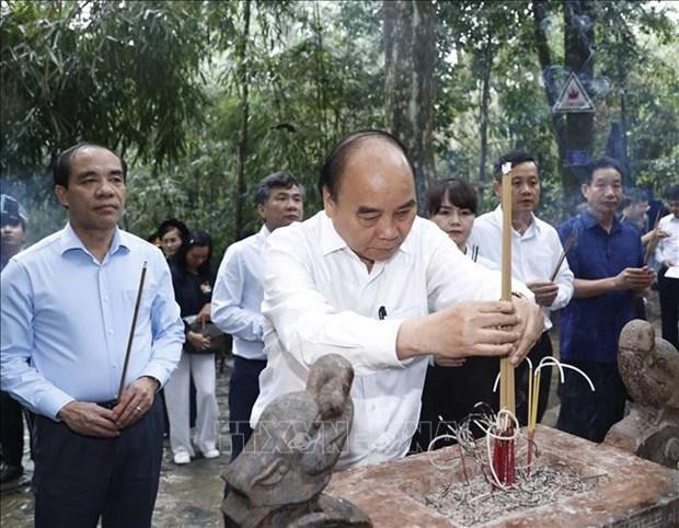 El presidente de Vietnam, Nguyen Xuan Phuc, coloca incienso. (Fotografía: VNA)