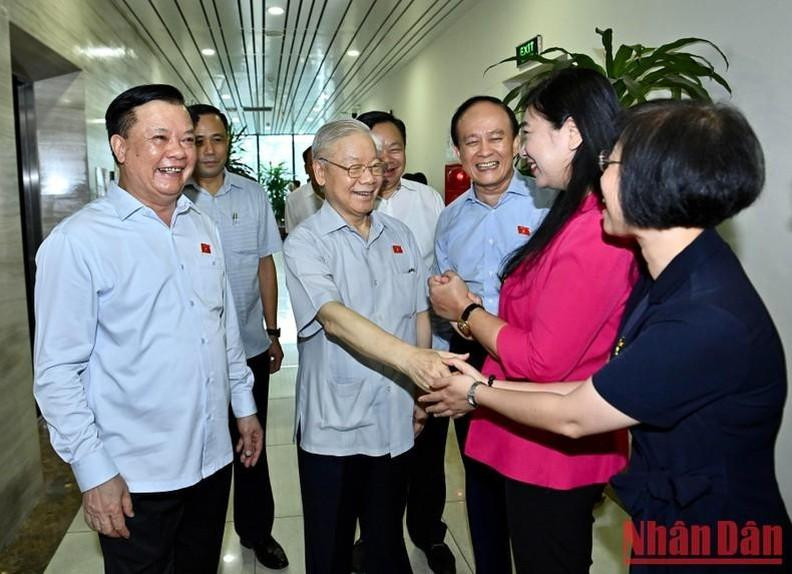 El secretario general del PCV, Nguyen Phu Trong, se reúne con los votantes en Hanói.
