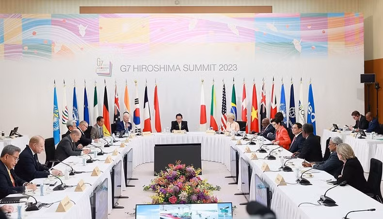 El primer ministro Pham Minh Chinh y los líderes del G7 en el evento.