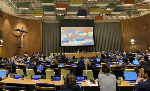 La embajadora Nguyen Phuong Tra, subjefa de la delegación de Vietnam ante la Organización de la ONU, interviene en la primera sesión de la cuestión de la representación equitativa y el aumento del número de los miembros del Consejo de Seguridad. (Fotografía: VNA)