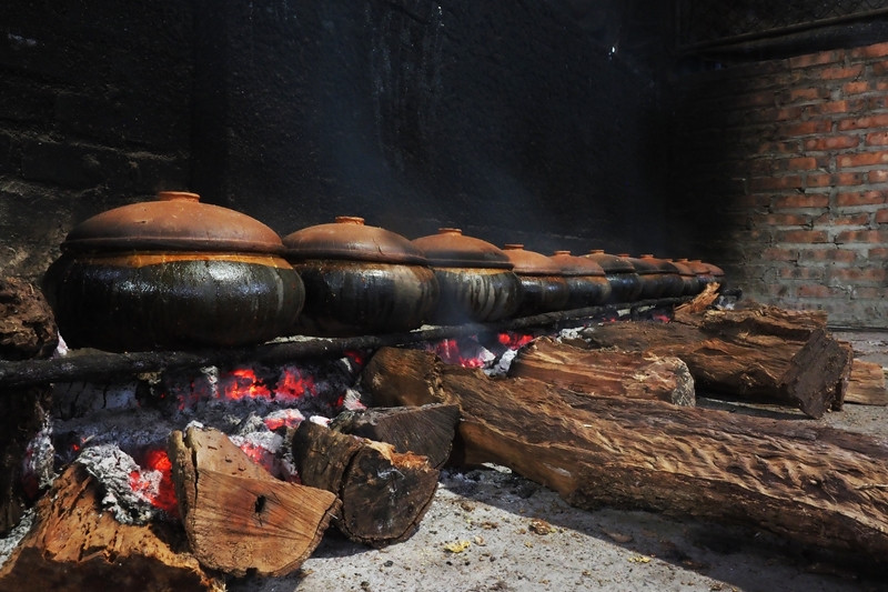 El pescado estofado se cocina a fuego muy lento. La especialidad se cocina en cazuela de barro. (Foto: toquoc.vn)