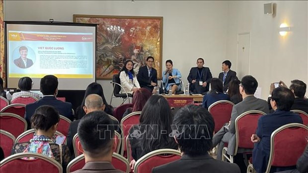 Los oradores comparten historias de éxito y experiencias de otros países para proponer soluciones para el desarrollo socioeconómico de Vietnam. (Foto: VNA)