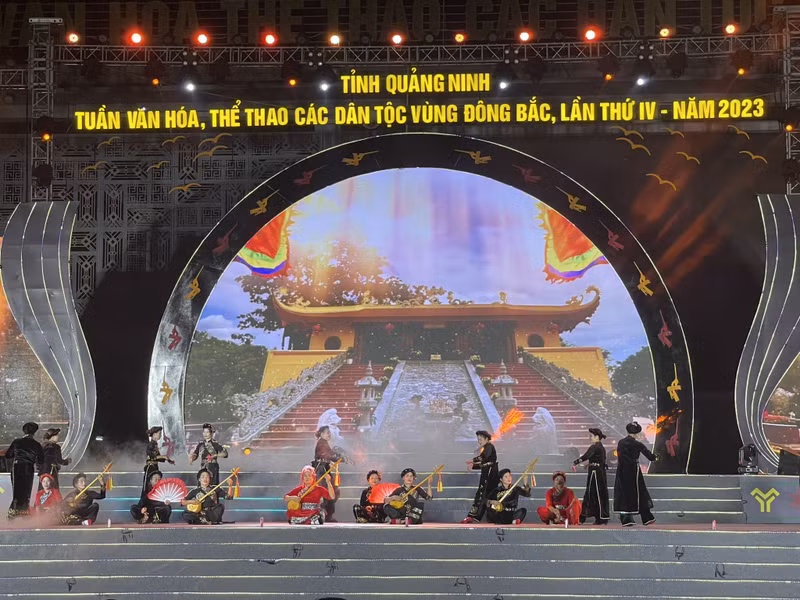Una actuación de la noche inaugural de la Semana de Cultura y Deportes de las Minorías Étnicas en el Noreste. (Fotografía: baoquangninh.vn)