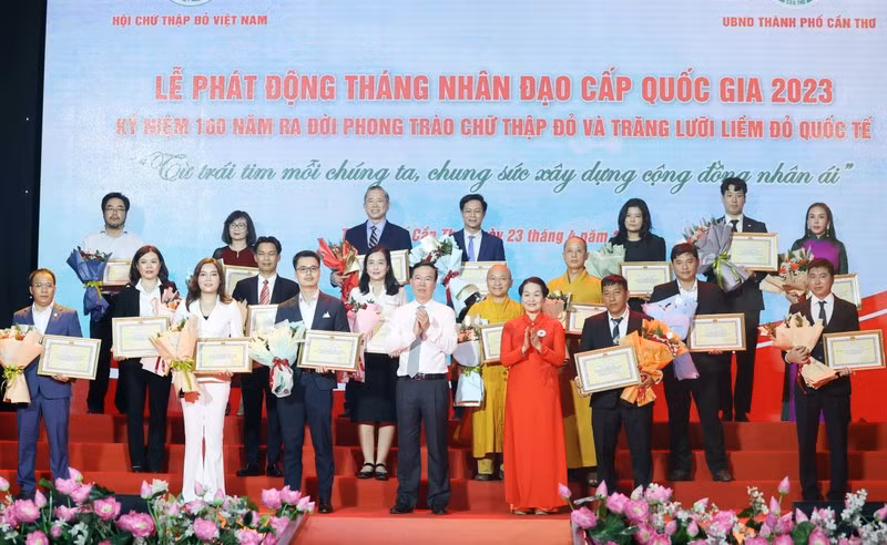 El presidente de Vietnam, Vo Van Thuong, asiste a la ceremonia de lanzamiento del Mes Humanitario 2023. (Fotografía: VNA)