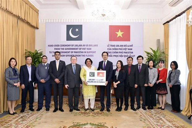 La entrega de 100 mil dólares a Pakistán (Fotografía: VNA)