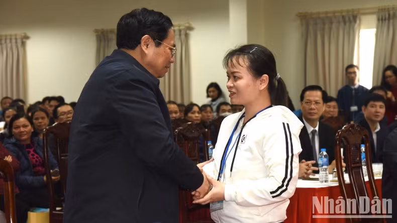 El premier Pham Minh Chinh alienta a los trabajadores.