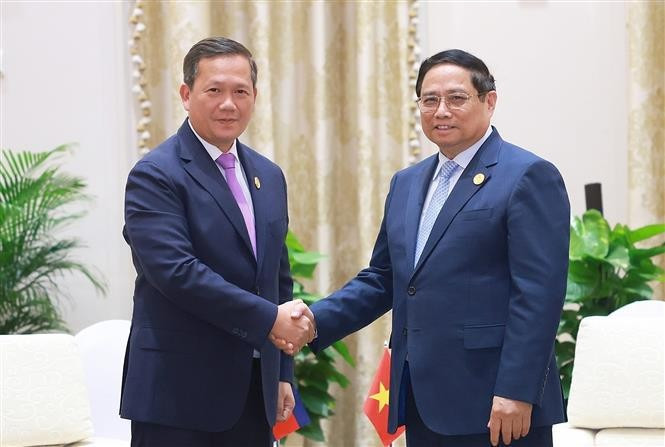 El primer ministro de Vietnam, Pham Minh Chinh (derecha), y su homólogo de Camboya, Samdech Hun Manet (Foto VNA)