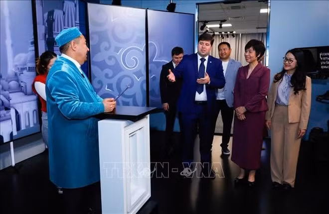 La directora general de la VNA, Vu Viet Trang, visita la sede del TRC (Foto: VNA)