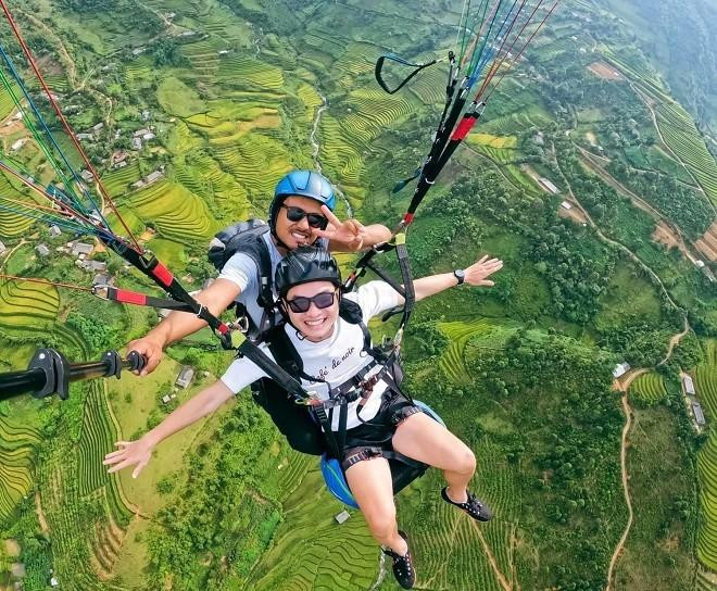 Disfrutar de la vista panorámica de las olas de arroz en los campos en terrazas desde Khau Pha Pass siempre genera una gran emoción para los parapentistas (Fotografía: VNA)