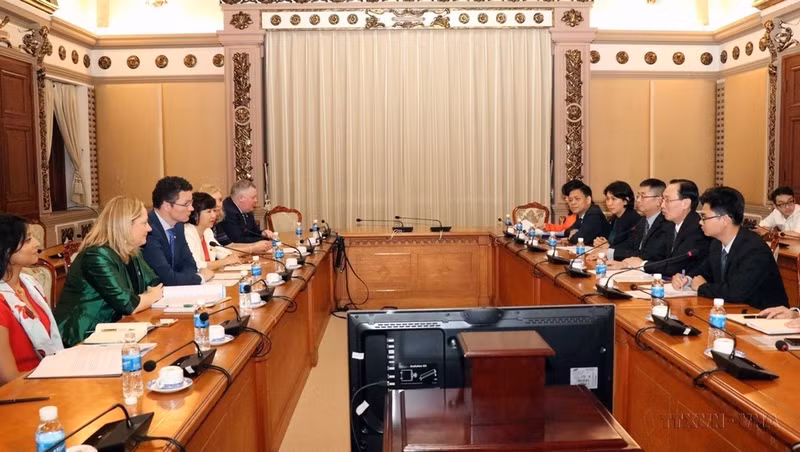 El vicepresidente permanente del Comité Popular de Ciudad Ho Chi Minh, Le Thanh Liem, sostiene un encuentro de trabajo con Patrick O'Donovan, secretario de Estado del Ministerio de Finanzas, Gasto Público y Reforma de Irlanda, sobre la dirección de promover la cooperación entre las dos partes, especialmente en los ámbitos de la educación y la salud (18 de marzo de 2019).