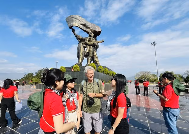 Los turistas visitan el Monumento a la Victoria de Dien Bien Phu. (Foto: VNA)