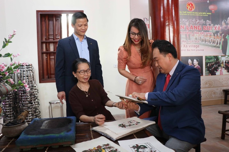 Delegados conocen el arte popular de la pintura Dong Ho.