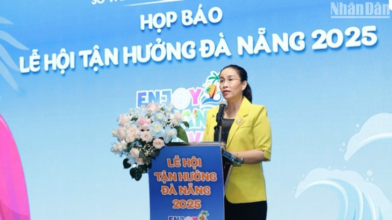 Nguyen Thi Anh Thi, vicepresidenta del Comité Popular de la ciudad de Da Nang, habla en la conferencia de prensa.