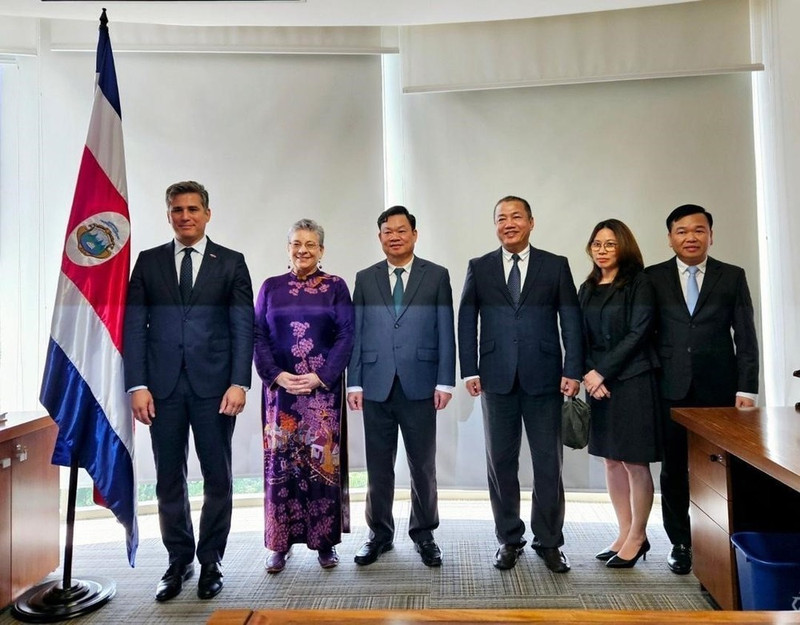 La delegación del Partido Comunista de Vietnam y los dirigentes del gobernante Partido Progreso Social Democrático (PPSD) en Costa Rica. (Foto: VNA)