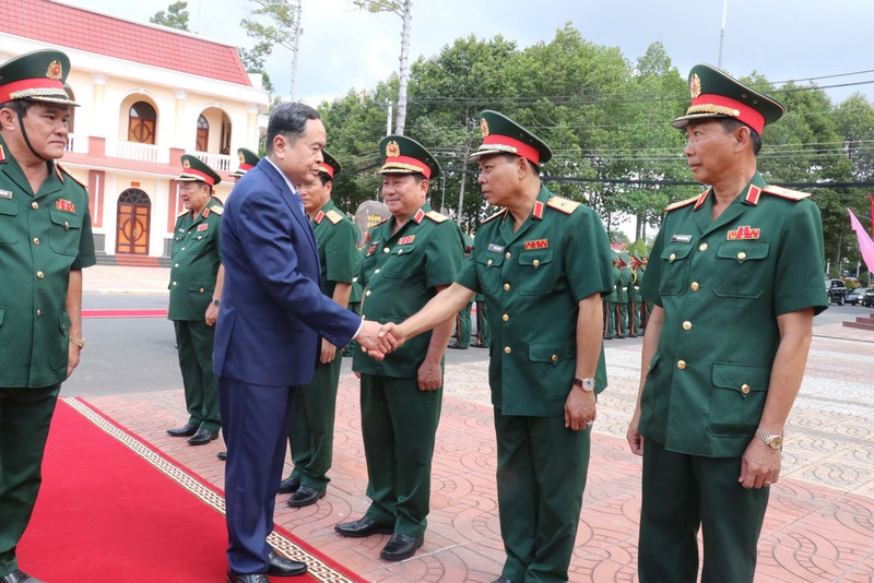 El presidente de la Asamblea Nacional de Vietnam, Tran Thanh Man, y representantes de la Región Militar 9. (Foto: VNA)