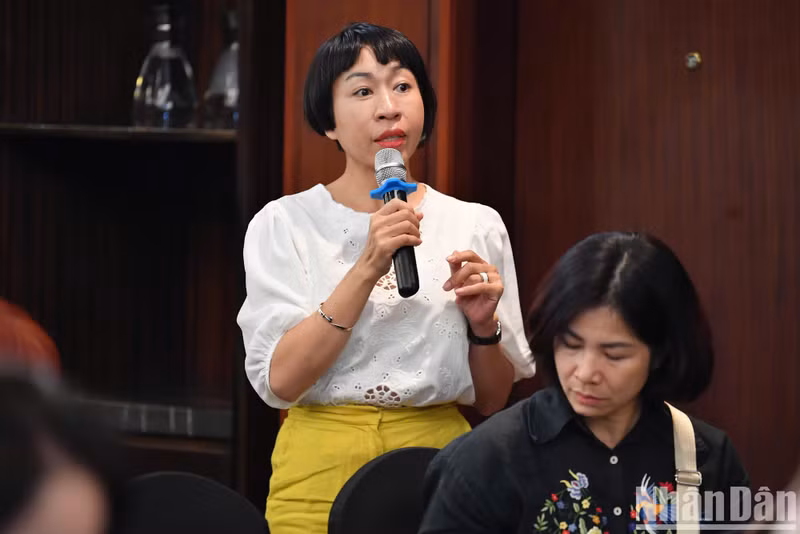 Una periodista hace una pregunta al comité organizador y a la banda BOND. Una periodista hace una pregunta al comité organizador y a la banda BOND.