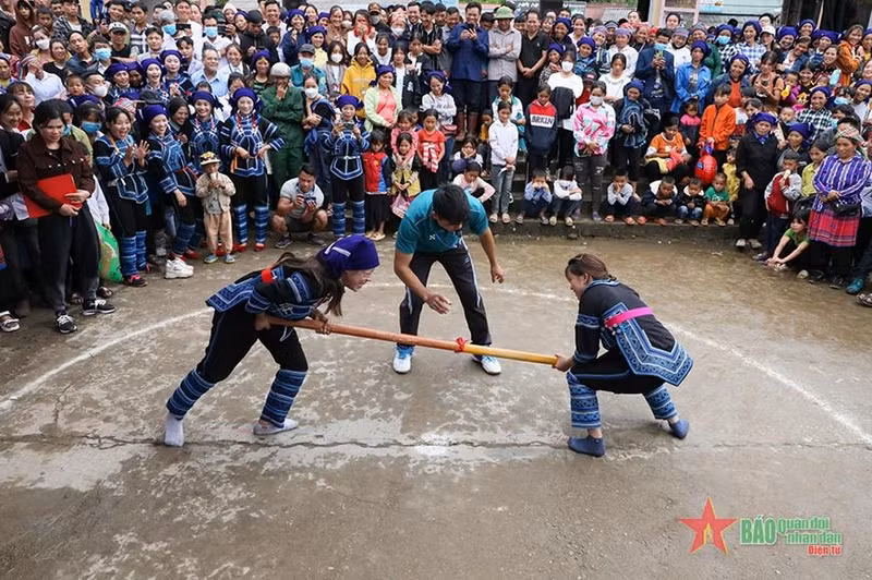 La gente compite en el juego de empujar palos en el festival de la etnia HMong.